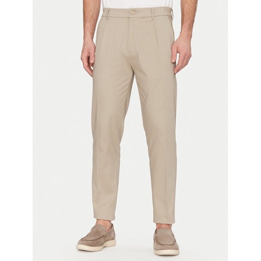 Calvin Klein Chinosy K10K114104 Beżowy Tapered Fit ze sklepu MODIVO w kategorii Spodnie męskie - zdjęcie 182693702