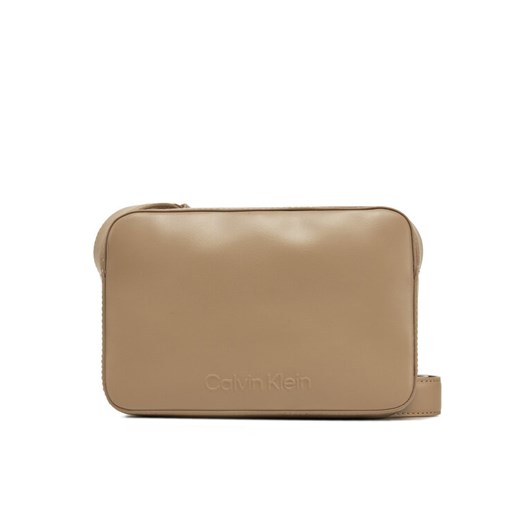 Calvin Klein Torebka Embossed Logo Camera Bag K60K612555 Brązowy ze sklepu MODIVO w kategorii Listonoszki - zdjęcie 182693764