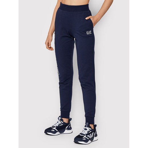 EA7 Emporio Armani Spodnie dresowe 8NTP85 TJCQZ 1554 Granatowy Regular Fit ze sklepu MODIVO w kategorii Spodnie damskie - zdjęcie 182693871