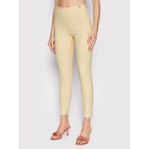 Guess Spodnie materiałowe W1YB90 WE0L0 Beżowy Slim Fit ze sklepu MODIVO w kategorii Spodnie damskie - zdjęcie 182694382