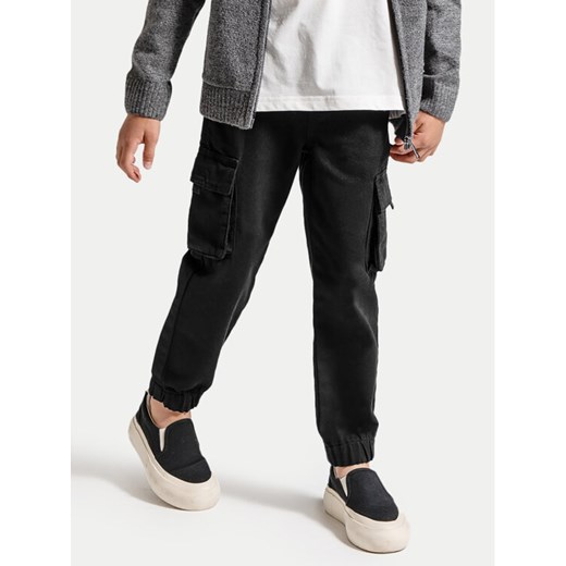 Coccodrillo Spodnie dresowe ZC4119101WBK Czarny Regular Fit ze sklepu MODIVO w kategorii Spodnie chłopięce - zdjęcie 182694460