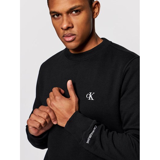 Calvin Klein Jeans Bluza Embroidered Logo J30J314536 Czarny Regular Fit ze sklepu MODIVO w kategorii Bluzy męskie - zdjęcie 182694881