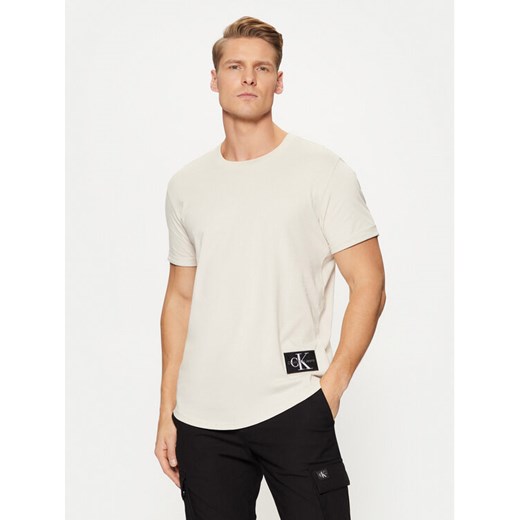 Calvin Klein Jeans T-Shirt Badge Turn Up Sleeve J30J323482 Écru Regular Fit ze sklepu MODIVO w kategorii T-shirty męskie - zdjęcie 182695213