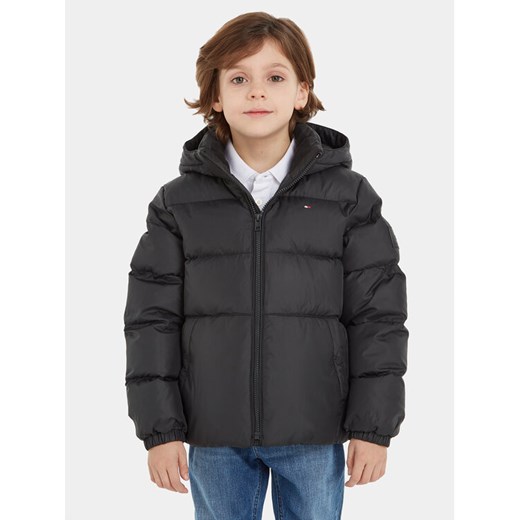 Tommy Hilfiger Kurtka zimowa Essential KB0KB08341 D Czarny Regular Fit ze sklepu MODIVO w kategorii Kurtki chłopięce - zdjęcie 182695543