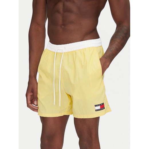 Tommy Hilfiger Szorty kąpielowe UM0UM03455 Żółty Regular Fit ze sklepu MODIVO w kategorii Kąpielówki - zdjęcie 182695620