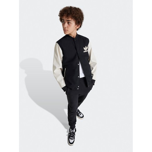 adidas Kurtka bomber adicolor IY7505 Czarny Regular Fit ze sklepu MODIVO w kategorii Kurtki chłopięce - zdjęcie 182697104