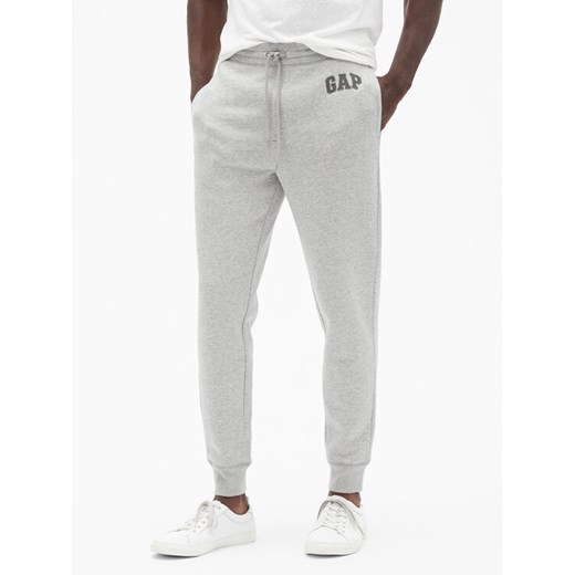 Gap Spodnie dresowe 500382-05 Szary Regular Fit ze sklepu MODIVO w kategorii Spodnie męskie - zdjęcie 182697342