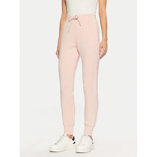 Guess Spodnie dresowe V2YB18 K7UW2 Różowy Regular Fit ze sklepu MODIVO w kategorii Spodnie damskie - zdjęcie 182698424