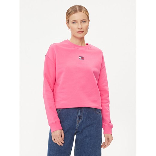 Tommy Jeans Bluza Badge DW0DW17325 Różowy Boxy Fit ze sklepu MODIVO w kategorii Bluzy damskie - zdjęcie 182700293