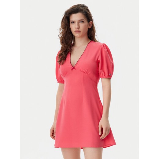 Tommy Jeans Sukienka letnia DW0DW20337 Różowy Regular Fit ze sklepu MODIVO w kategorii Sukienki - zdjęcie 182700362