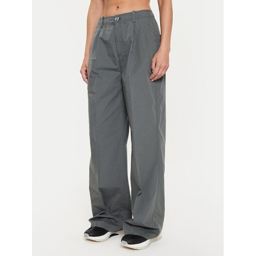 Calvin Klein Jeans Spodnie materiałowe J20J223585 Szary Loose Fit ze sklepu MODIVO w kategorii Spodnie damskie - zdjęcie 182700441