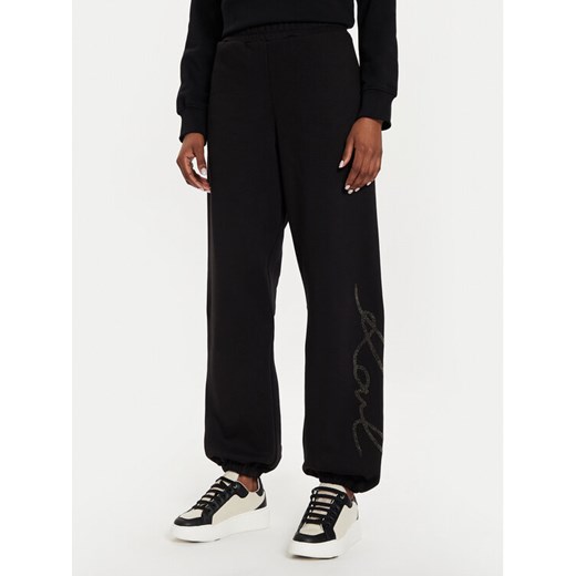 KARL LAGERFELD Spodnie dresowe 245W1053 Czarny Regular Fit ze sklepu MODIVO w kategorii Spodnie damskie - zdjęcie 182700681