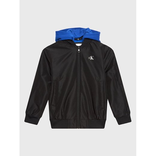 Calvin Klein Jeans Kurtka bomber IB0IB01489 Czarny Regular Fit ze sklepu MODIVO w kategorii Kurtki chłopięce - zdjęcie 182701211