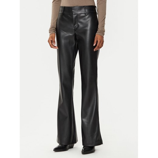 Gina Tricot Spodnie z imitacji skóry 23545 Czarny Regular Fit ze sklepu MODIVO w kategorii Spodnie damskie - zdjęcie 182701321