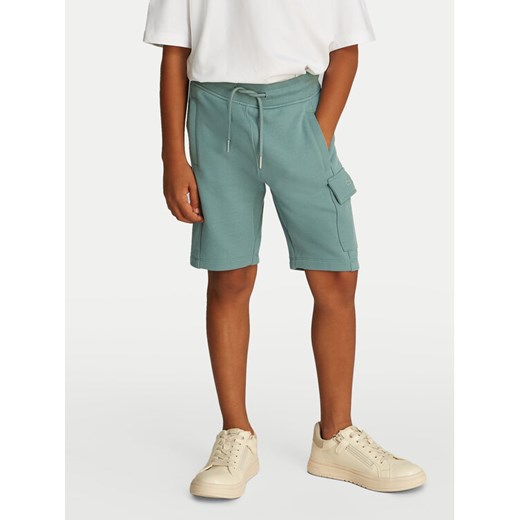 Calvin Klein Jeans Szorty sportowe IB0IB02440 Zielony Relaxed Fit ze sklepu MODIVO w kategorii Spodenki chłopięce - zdjęcie 182701493