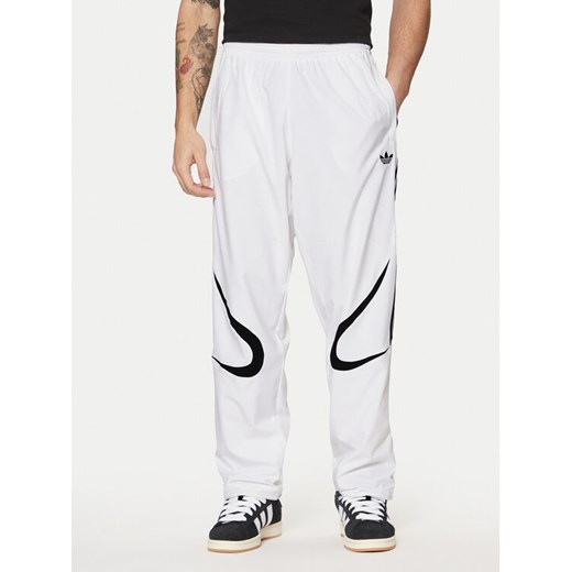 adidas Spodnie dresowe adicolor Teamgeist JP1119 Biały Regular Fit ze sklepu MODIVO w kategorii Spodnie męskie - zdjęcie 182701704