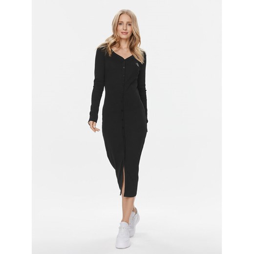 Calvin Klein Jeans Sukienka dzianinowa Label J20J222517 Czarny Slim Fit ze sklepu MODIVO w kategorii Sukienki - zdjęcie 182701962