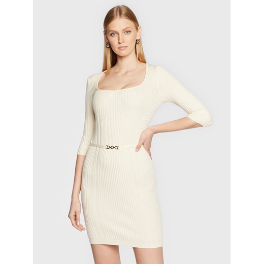 Rinascimento Sukienka dzianinowa CFM0010919003 Écru Slim Fit ze sklepu MODIVO w kategorii Sukienki - zdjęcie 182702472