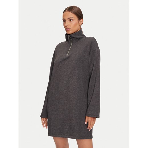 Pieces Sukienka dzianinowa 17152929 Szary Loose Fit ze sklepu MODIVO w kategorii Sukienki - zdjęcie 182702720
