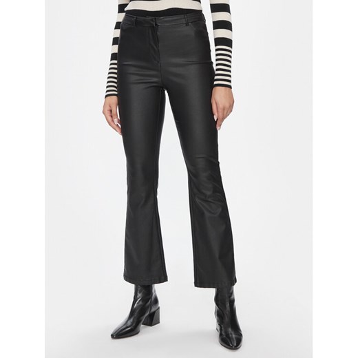 Vero Moda Spodnie z imitacji skóry 10300232 Czarny Flared Fit ze sklepu MODIVO w kategorii Spodnie damskie - zdjęcie 182702921