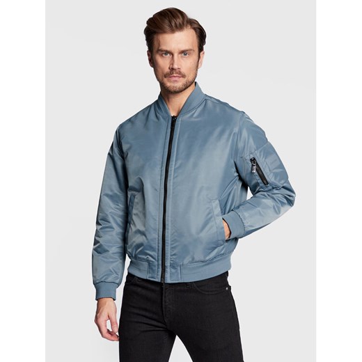 Calvin Klein Kurtka bomber Hero K10K109907 Niebieski Relaxed Fit ze sklepu MODIVO w kategorii Kurtki męskie - zdjęcie 182702951