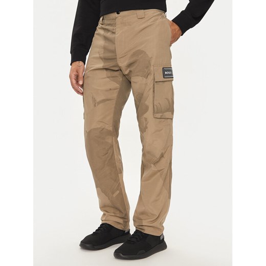 Boss Spodnie materiałowe Sapp NFL 50525922 Beżowy Relaxed Fit ze sklepu MODIVO w kategorii Spodnie męskie - zdjęcie 182703383