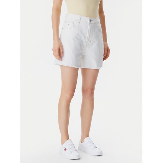 Tommy Jeans Szorty jeansowe DW0DW20093 Écru Mom Fit ze sklepu MODIVO w kategorii Szorty - zdjęcie 182703391