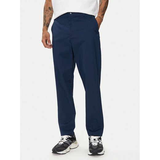 New Balance Spodnie materiałowe Athletics Standard MP43554NNY Granatowy Regular Fit ze sklepu MODIVO w kategorii Spodnie męskie - zdjęcie 182703402