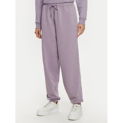 Puma Spodnie dresowe Dare To 626802 Fioletowy Relaxed Fit ze sklepu MODIVO w kategorii Spodnie damskie - zdjęcie 182703693