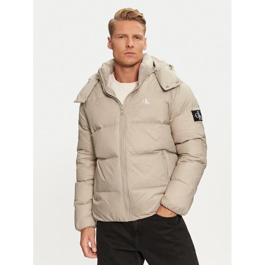 Calvin Klein Jeans Kurtka puchowa Essentials J30J325946 Beżowy Regular Fit ze sklepu MODIVO w kategorii Kurtki męskie - zdjęcie 182705754