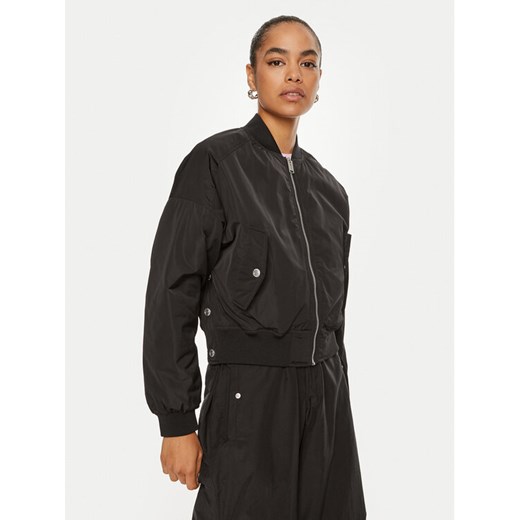 Karl Lagerfeld Jeans Kurtka bomber 240J1501 Czarny Relaxed Fit ze sklepu MODIVO w kategorii Kurtki damskie - zdjęcie 182706082