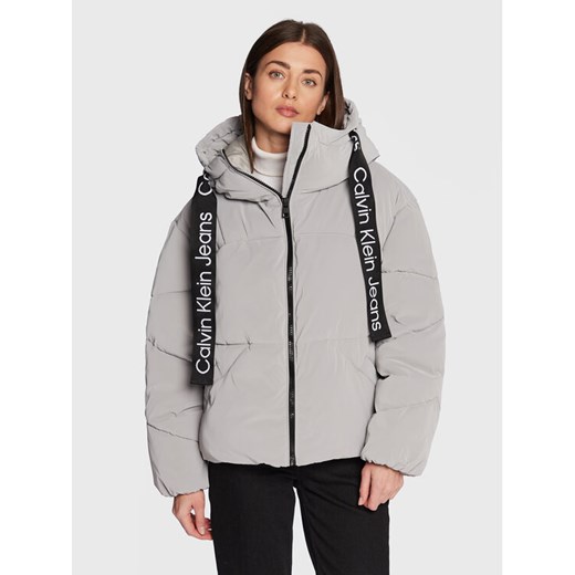 Calvin Klein Jeans Kurtka zimowa J20J220017 Szary Regular Fit ze sklepu MODIVO w kategorii Kurtki damskie - zdjęcie 182706410