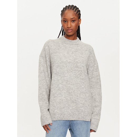 Calvin Klein Sweter J20J224636 Szary Regular Fit ze sklepu MODIVO w kategorii Swetry damskie - zdjęcie 182706611