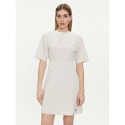 Calvin Klein Jeans Sukienka letnia J20J223425 Écru Regular Fit ze sklepu MODIVO w kategorii Sukienki - zdjęcie 182707253