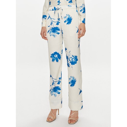 Calvin Klein Spodnie materiałowe K20K206662 Biały Regular Fit ze sklepu MODIVO w kategorii Spodnie damskie - zdjęcie 182707822