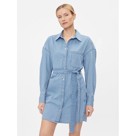 Tommy Jeans Sukienka jeansowa DW0DW17421 Niebieski Regular Fit ze sklepu MODIVO w kategorii Sukienki - zdjęcie 182708054