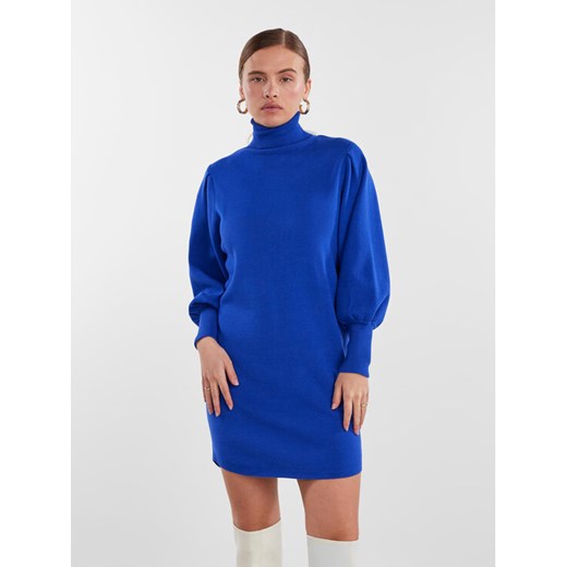 YAS Sukienka dzianinowa 26030696 Niebieski Regular Fit ze sklepu MODIVO w kategorii Sukienki - zdjęcie 182708142