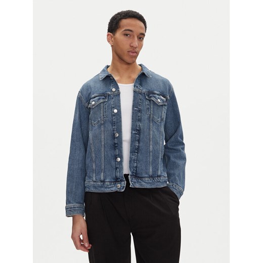 Calvin Klein Jeans Kurtka jeansowa J30J327588 Niebieski Slim Fit ze sklepu MODIVO w kategorii Kurtki męskie - zdjęcie 182708720