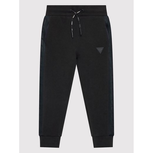 Guess Spodnie dresowe J2YQ24 FL03S Czarny Regular Fit ze sklepu MODIVO w kategorii Spodnie chłopięce - zdjęcie 182709324