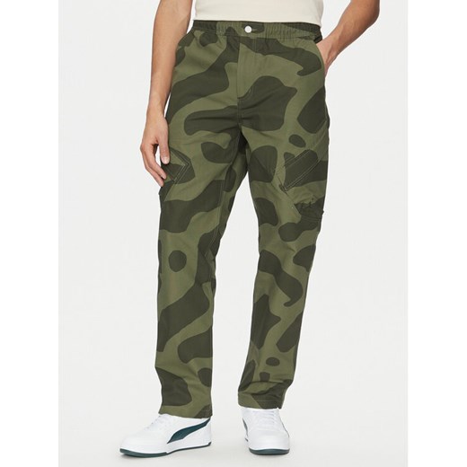 Nike Spodnie materiałowe FZ2060 Khaki Regular Fit ze sklepu MODIVO w kategorii Spodnie męskie - zdjęcie 182710210