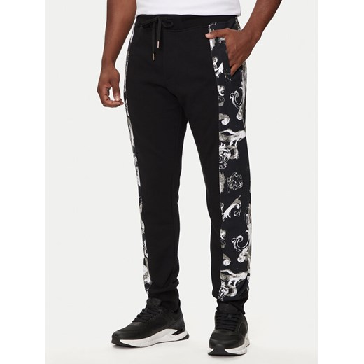 Versace Jeans Couture Spodnie dresowe 76GAA3C0 Czarny Regular Fit ze sklepu MODIVO w kategorii Spodnie męskie - zdjęcie 182710650
