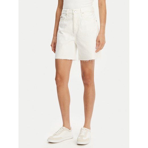 Calvin Klein Jeans Szorty jeansowe J20J225201 Biały Relaxed Fit ze sklepu MODIVO w kategorii Szorty - zdjęcie 182710904