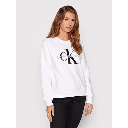 Calvin Klein Jeans Bluza J20J219140 Biały Regular Fit ze sklepu MODIVO w kategorii Bluzy damskie - zdjęcie 182711012