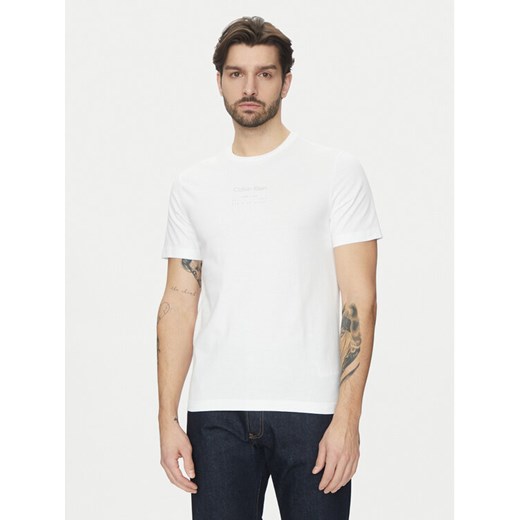 Calvin Klein T-Shirt Editorial Logo K10K114172 Biały Regular Fit ze sklepu MODIVO w kategorii T-shirty męskie - zdjęcie 182711330