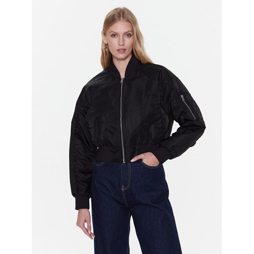 Calvin Klein Jeans Kurtka bomber J20J220343 Czarny Regular Fit ze sklepu MODIVO w kategorii Kurtki damskie - zdjęcie 182711904