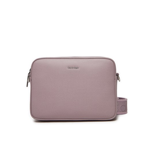 Calvin Klein Torebka Ck Must Small Camera Bag_Caviar K60K613084 Fioletowy ze sklepu MODIVO w kategorii Listonoszki - zdjęcie 182711920