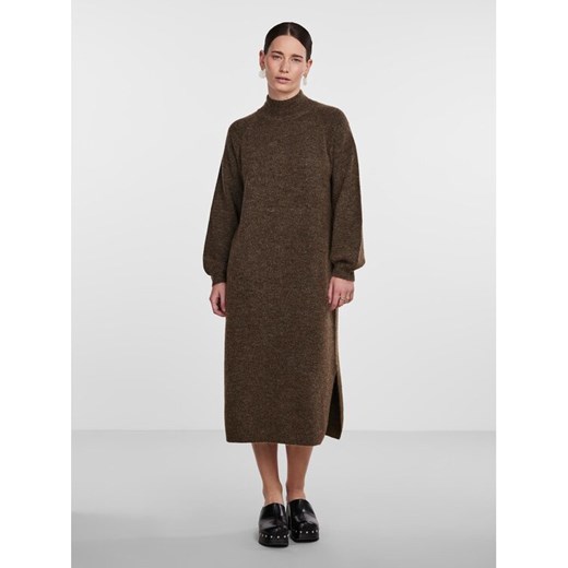 YAS Sukienka dzianinowa 26030704 Brązowy Loose Fit ze sklepu MODIVO w kategorii Sukienki - zdjęcie 182712023