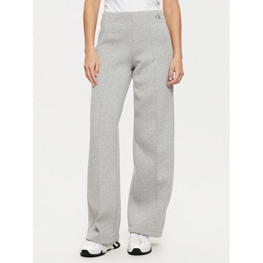 Calvin Klein Spodnie materiałowe K20K207947 Szary Relaxed Fit ze sklepu MODIVO w kategorii Spodnie damskie - zdjęcie 182712101