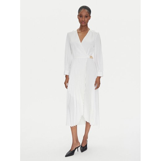 TWINSET Sukienka koktajlowa 251TP2420 Écru Loose Fit ze sklepu MODIVO w kategorii Sukienki - zdjęcie 182712152
