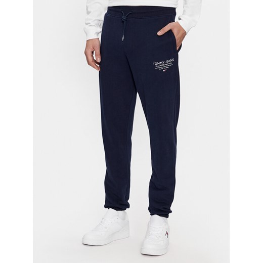 Tommy Jeans Spodnie dresowe Entry Graphic DM0DM18357 Granatowy Slim Fit ze sklepu MODIVO w kategorii Spodnie męskie - zdjęcie 182712314